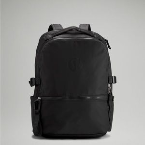 A black lululemon backpack💌